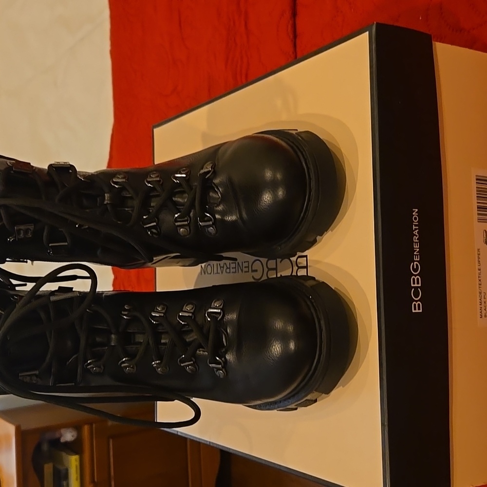 Black bcbg snow boots